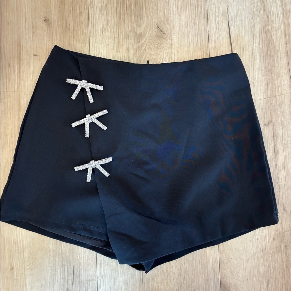 Bow detail black skort